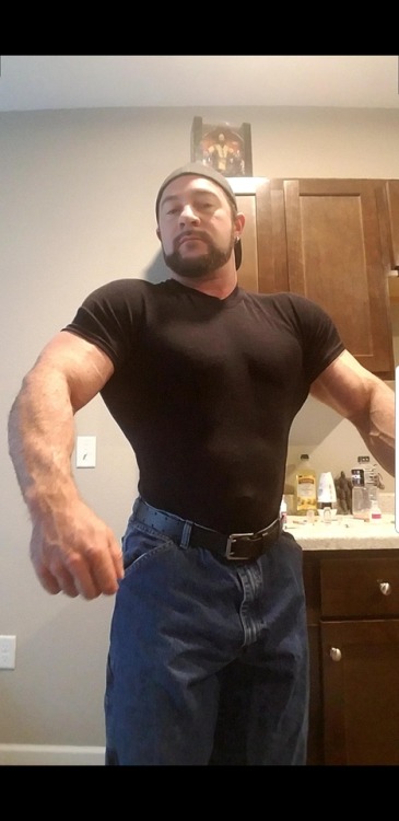 straightexposedreallife:This bodybuilder works out 7 times a...