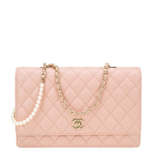 ouiprada:Chanel pearl bag.