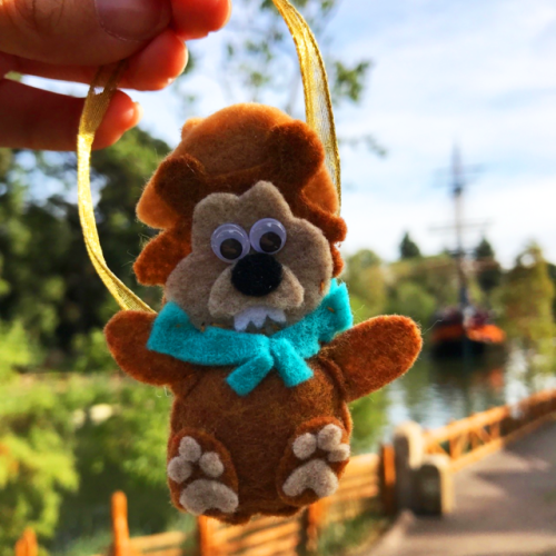 I made felt ornaments of the country bears, for the country...