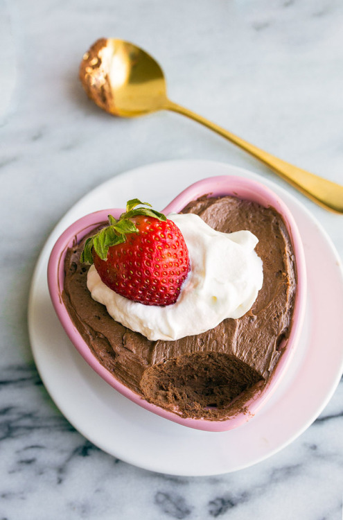 foodffs:Chocolate MousseBAILEYS IRISH CREAM CHOCOLATE MOUSSEChocolate Mousse Pie with Pretzel...