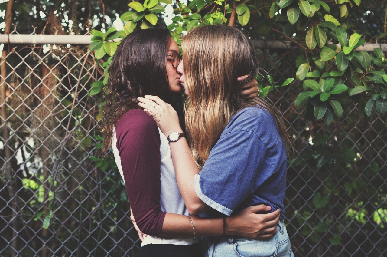 Лезбиянки года. Поцелуй девушек. Поцелуй двух подруг. Две девушки обнимаются. Девушки целуются.