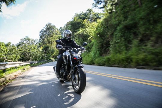 Honda CB 500F 2020 preta vista de frente