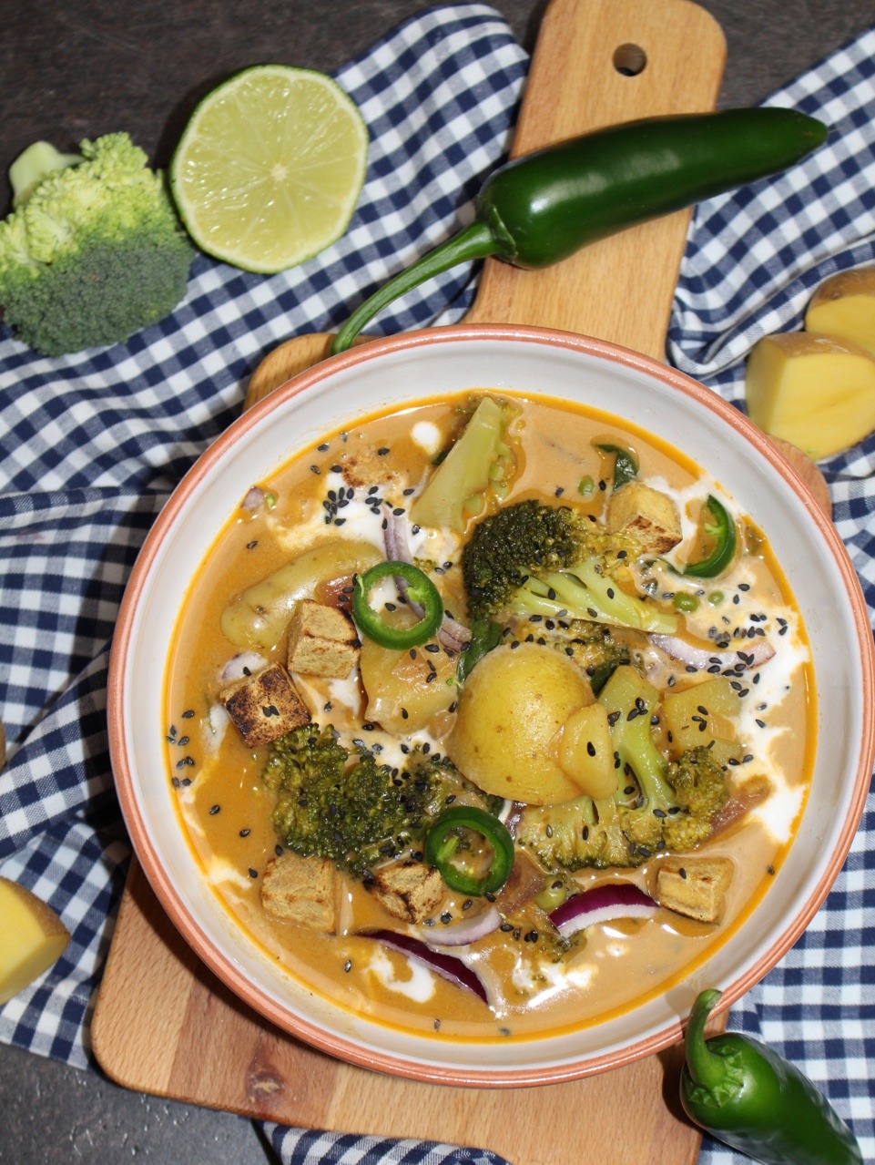 Kartoffel-Kokosnuss-Curry mit Tofu und Brokkoli... | iHERZfood