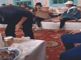 ウイグル人のモスクで中国人が  豚肉を食べ煙草吸い酒飲みパーティーで騒ぎやりたい放題
