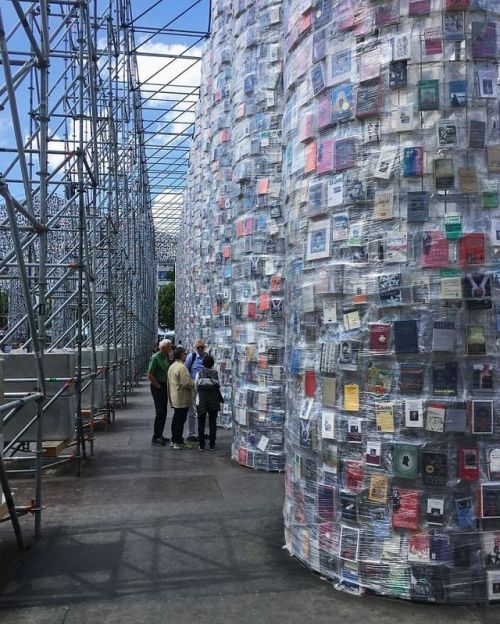 boredpanda:Artist Uses 100,000 Banned Books To Build A...