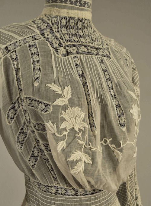 shewhoworshipscarlin:Details of a bodice, 1905.