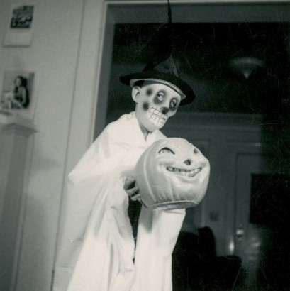 theblooodcountess:Some vintage Halloween photos. Photos found...