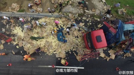 theinturnetexplorer:A truck carrying over 10,000 chicks...