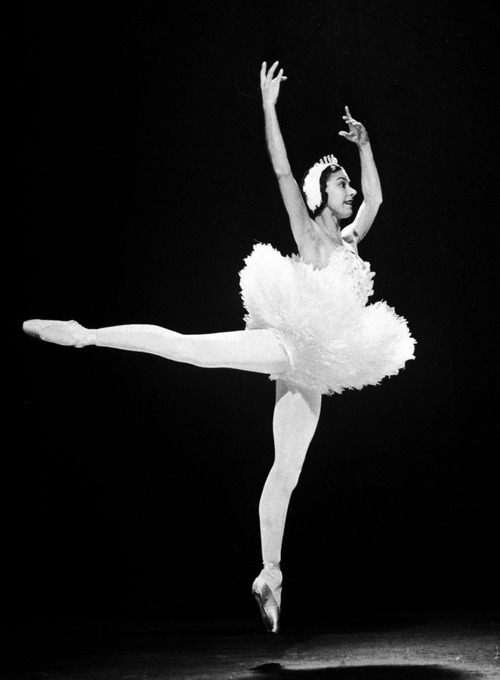 BALLETOMANA - spectredelarose: Margot Fonteyn in Swan Lake, c....