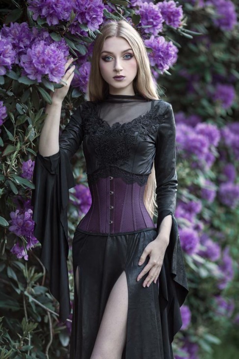 (via Gorgeous Goth Girls From Nobody Collection)