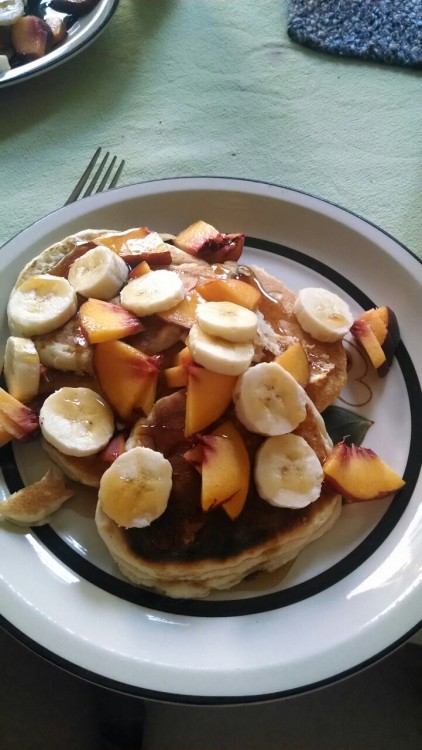 anaphylacticvegan:Pancakes with peaches and banana slices for...