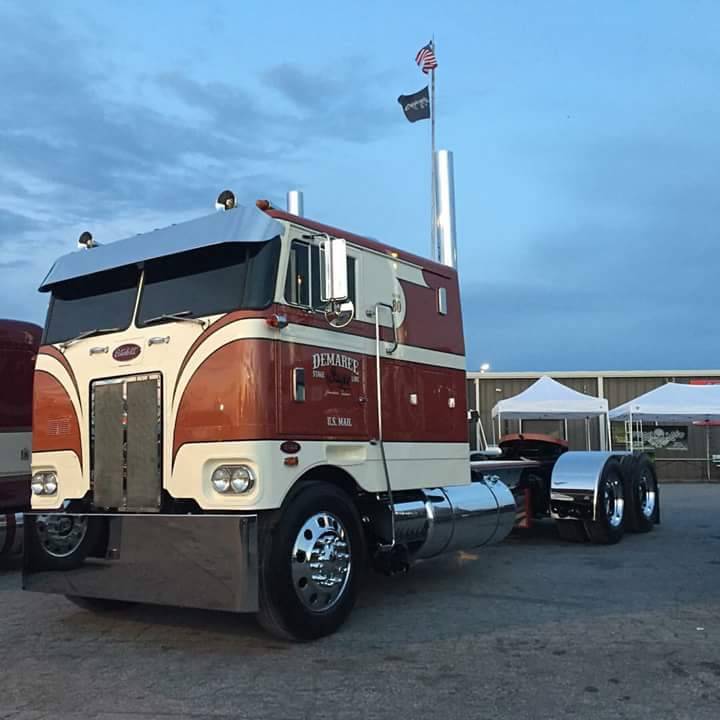 Semitrckn — Peterbilt COE