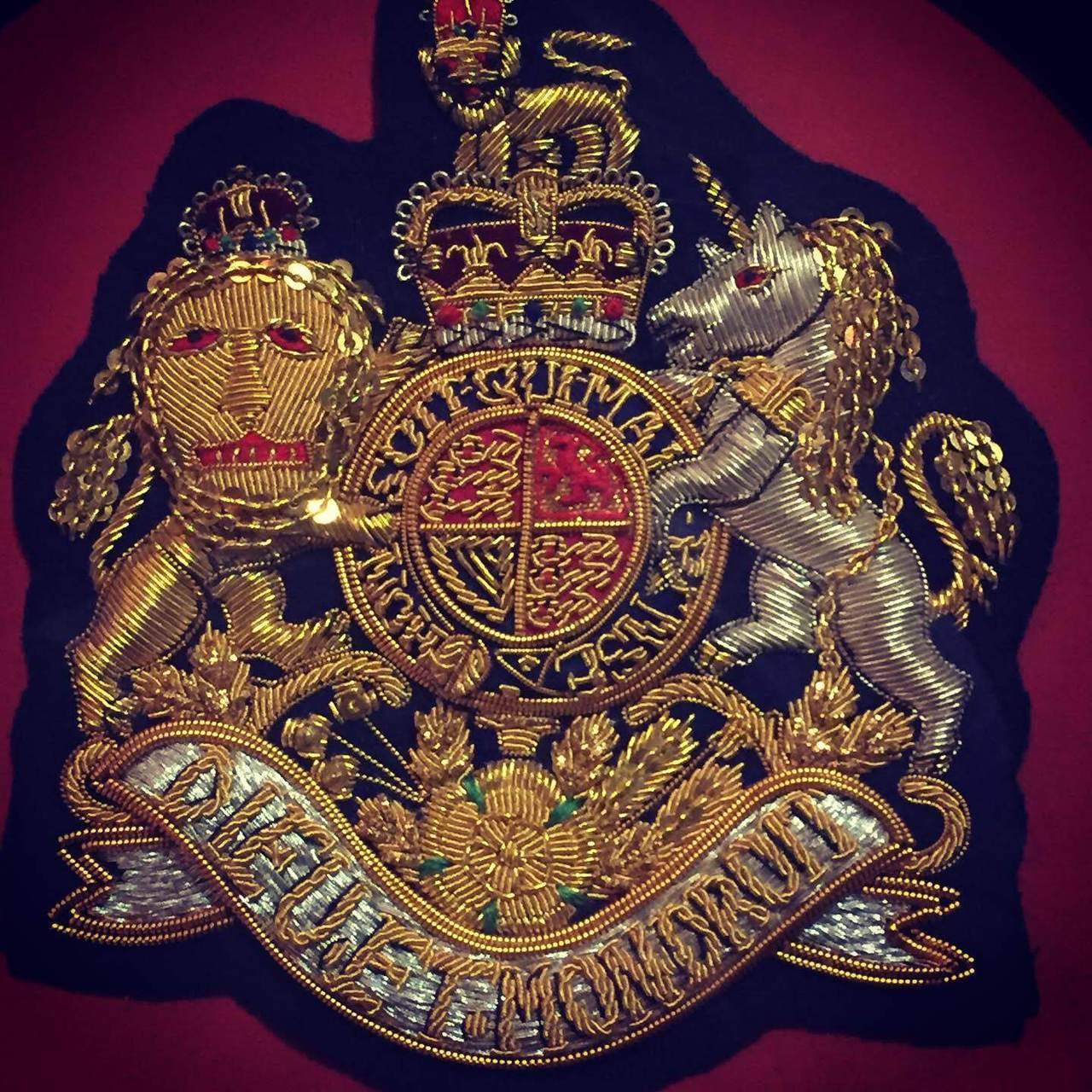 dieu-et-mon-droit-motto-and-crest-of-the-british-monarch-on-stock