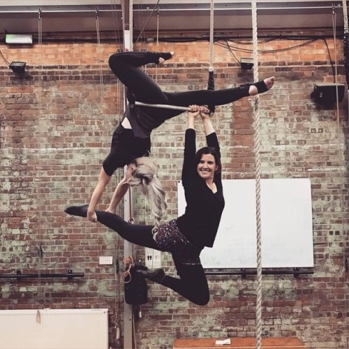 Level 3 static trapeze artists @katesnooks and @elizawalker1 are the perfect double act 👯♀️
If you want to