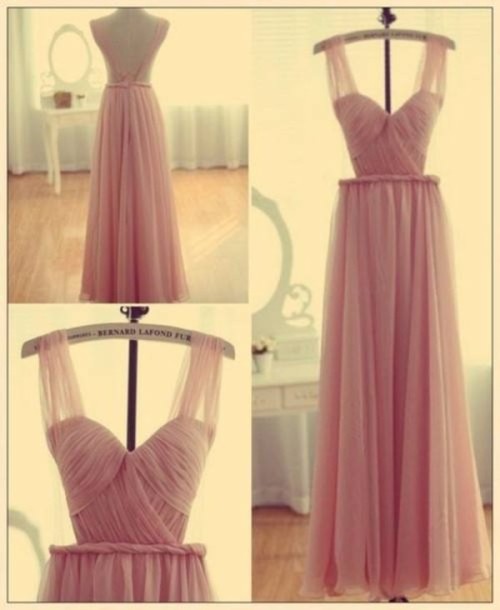 Blounde in pink drees