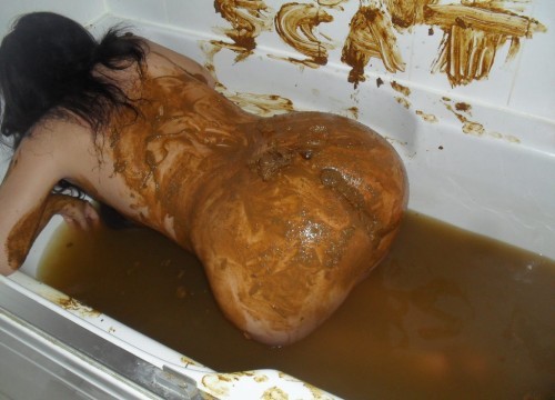 couplescat:Scat piss in the bath Usually my wife and I we have a kind of ritual before to play...