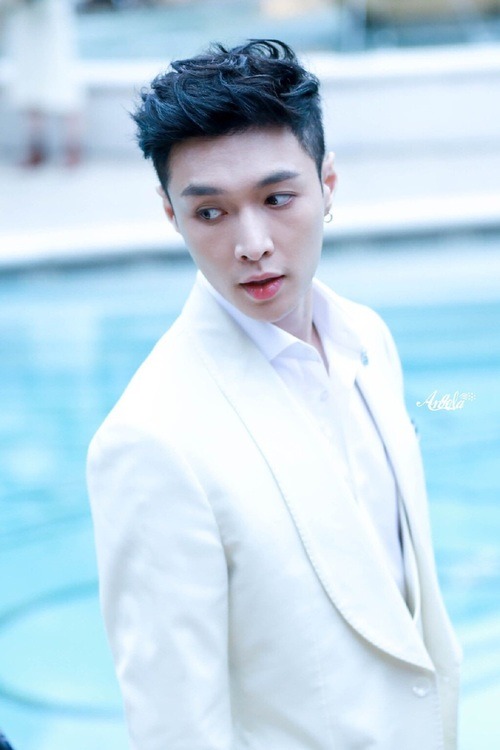 misskpopforever:Lay… “hot and handsome model”