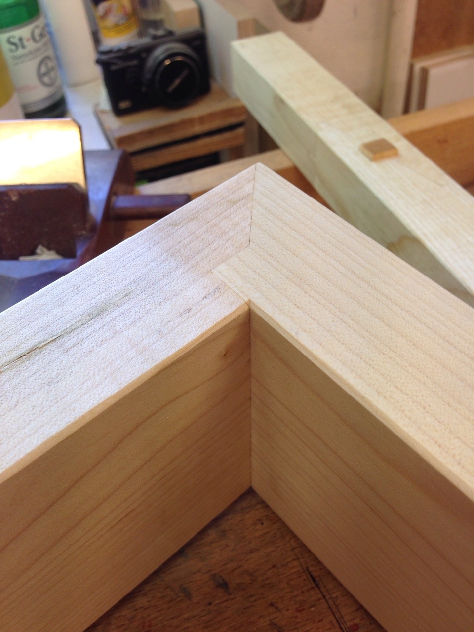  traight Grain Through tenoned rabbeted miter joint.