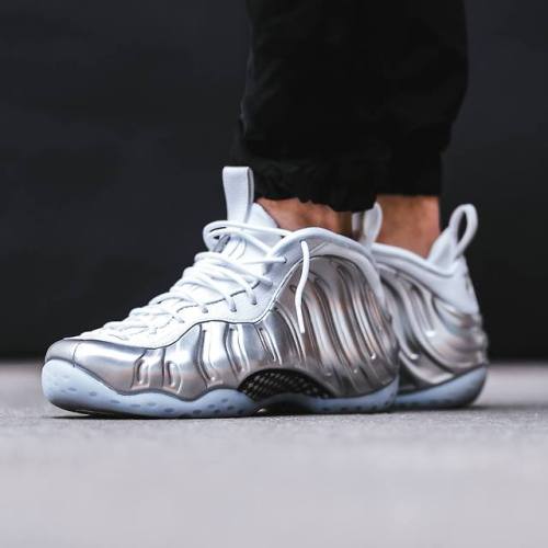 air foamposite one nike foamposite foamposite air foamposite silver swoosh nike sneakers sportswear kicksdaily kicksonfire nicekicks