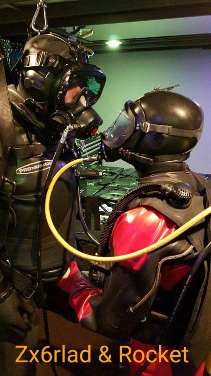 colinzx6rlad:Pervy rubber divers…..having fun in Chicago :-)