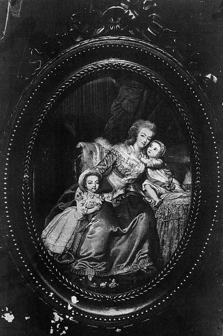 THE MONARCH Marie Antoinette And Her Children   Tumblr O3f81zK5g51reh7woo1 500 