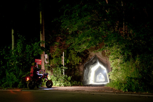 Fog in the tunnel. (via shimobros)