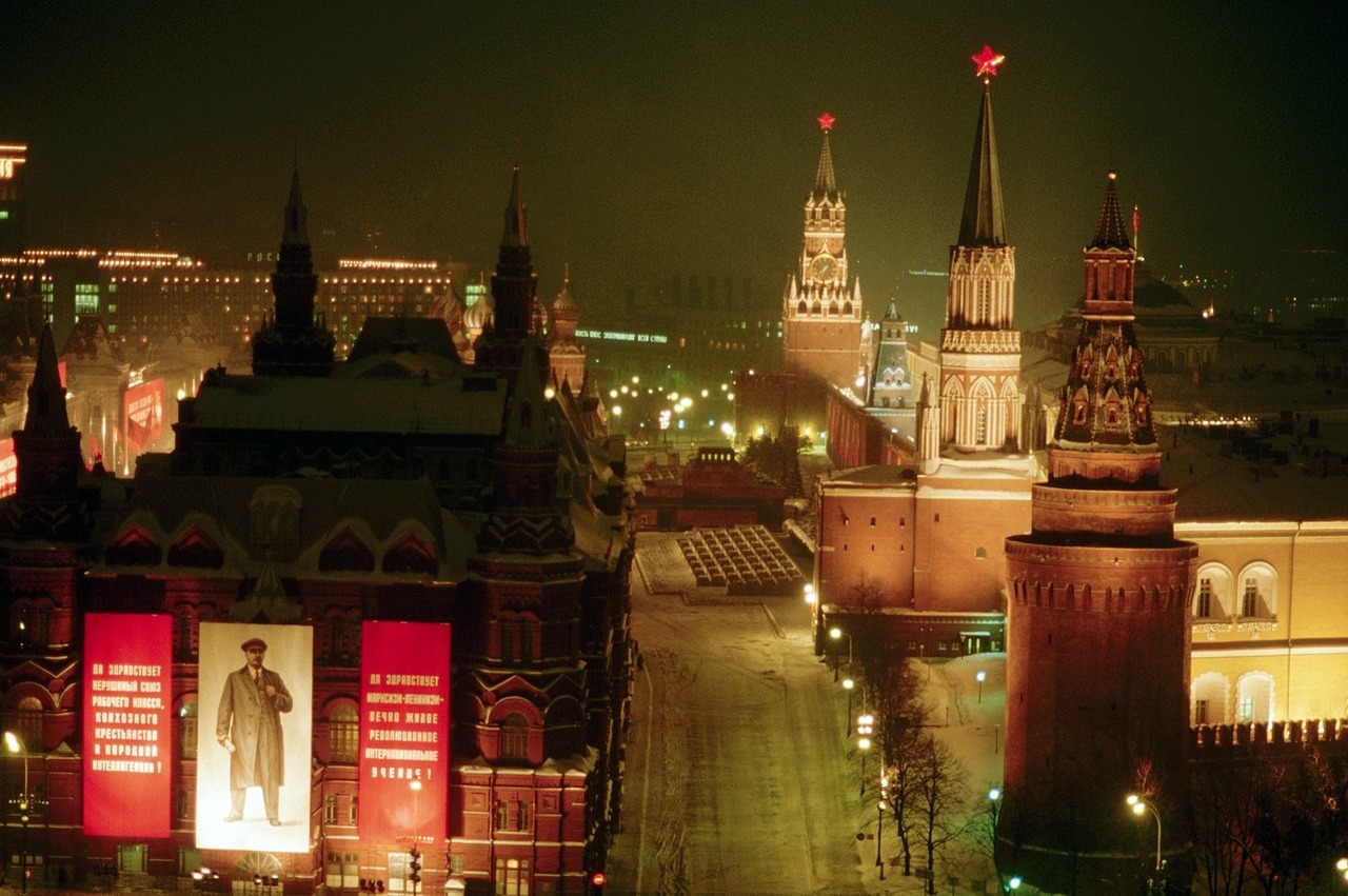 View of the Moscow Kremlin, Historical museum and the Red Square. Photo by Peter Turnley (1986)