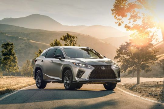 suv hibrido lexus rx 450h 2020 visto na diagonal tres quartos em cenario de campo