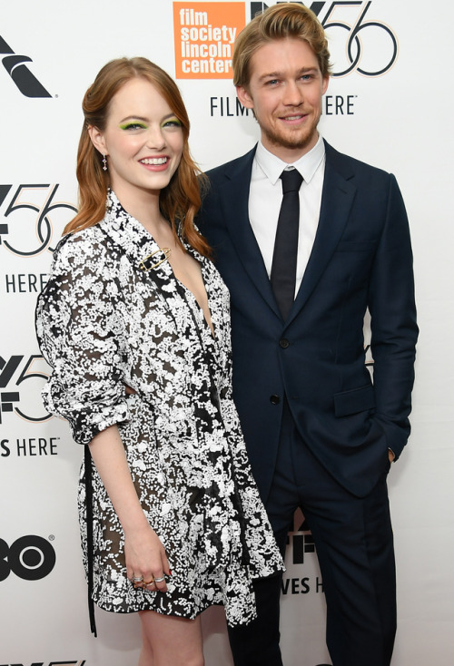 joealwyndaily:Joe Alwyn & Emma StoneThe Favourite premiere...