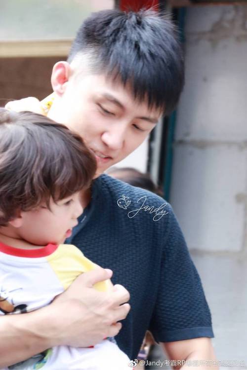 yuzhousky:[Part 2][180729] Baby HaoHao visiting JINGYU gege at...