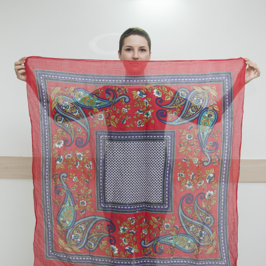 Lenço 100x100 cm. Para lenços quadrados, o tamanho mínimo é 70x70 cm - mas o ideal é 90x90 cm.
