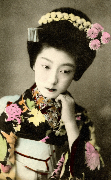 Osaka Maiko Chiyoha 1910 (autor: Blue Ruin1) „Maiko (Apprentice Geisha) Chiyoha z Osaki, później znana w Tokio jako Geisha Teruha.  Była imouto (młodszą siostrą) słynnego Yachiyo I. Uważana za posiadającą dziki i porywczy temperament Chiyoha ...