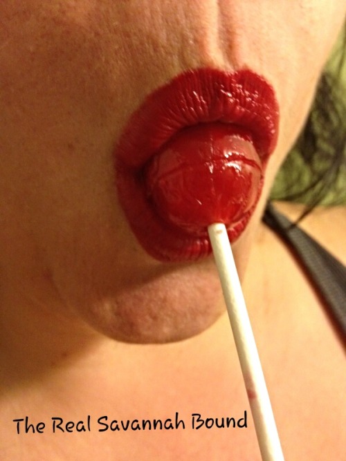 bbwpleasinghim:therealsavannahbound:Mmmmm. Blow pop!Ohh. ...