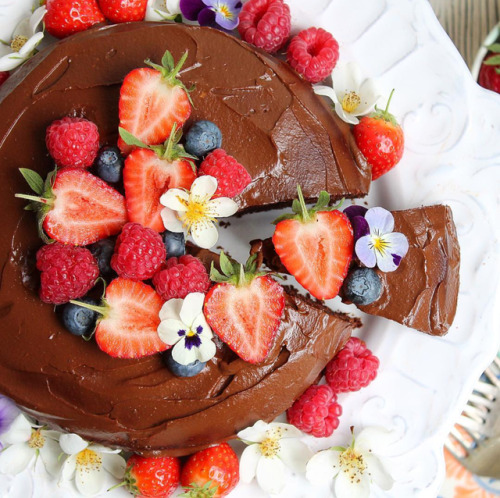 imaf00die777:Vegan-friendly chocolate cake w/ Chocolate Avocado...