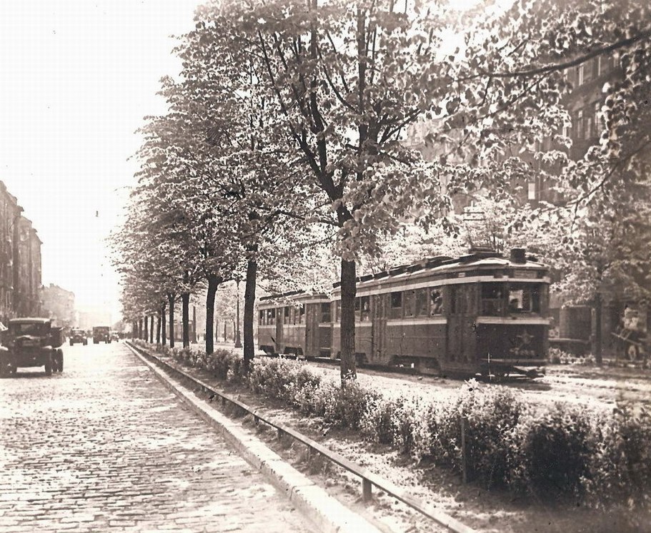 Ligovsky prospekt, Saint Petersburg (1930s)
There no trees on Ligovsky now.