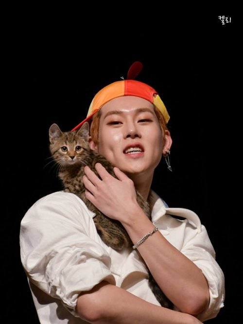monsta x jooheon 181104 p:fantaken kelly yosi and gucci