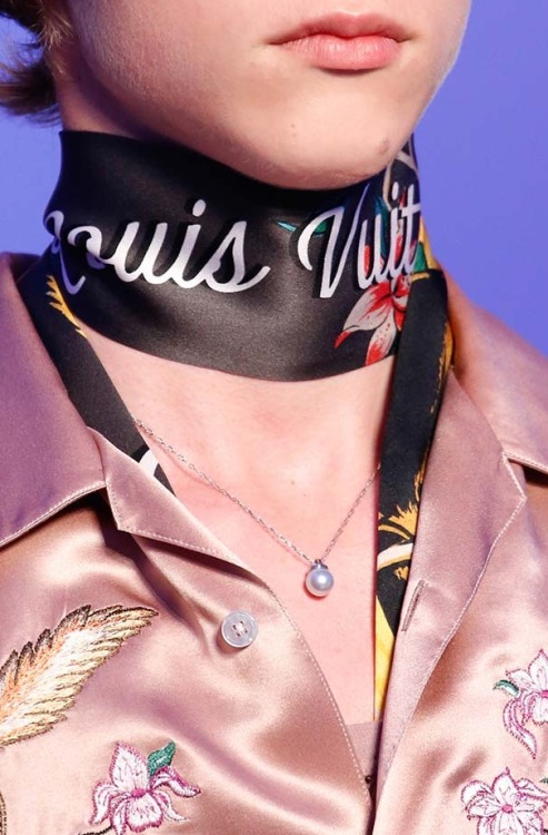 fagunt:Pearls at Louis Vuitton spring/summer 2016