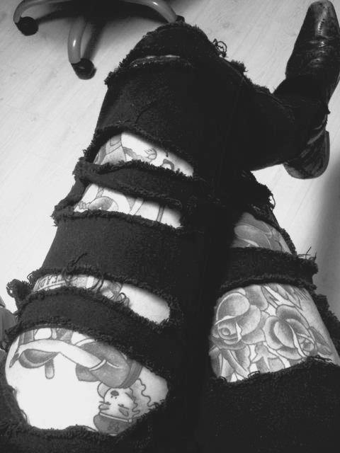 tatuagens pernas mulher calça rasgada sapato fotos preto e branco imagens