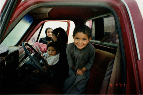 tanyushenka:
“ family returning to Kuwait from Iraq
Iraq, 1991
@Mark O'Neil
”