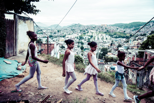 Students in the program “Na Ponta dos Pes” (”On Tiptoe”), a...