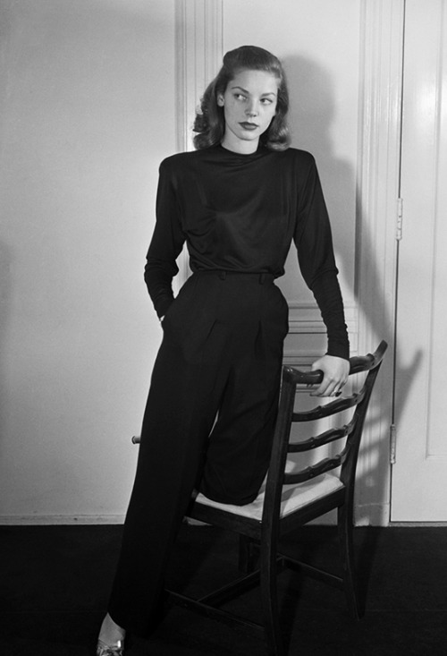 underparisianskies:sharontates:Lauren Bacall, 1945. Photo by...