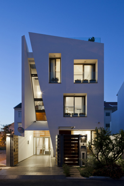 Folding Wall House / NHA DAN ARCHITECT