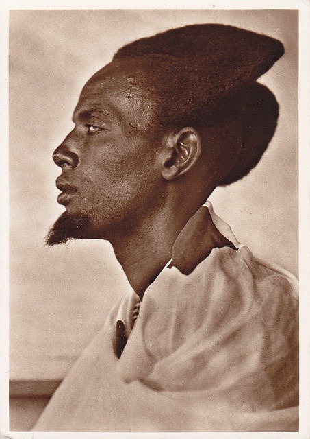 beautiesofafrique:Date incertaine. ( 1945-1955). Coiffure très...