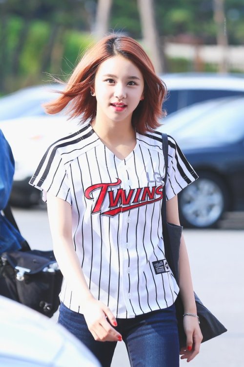 Twice Chaeyoung S Short Hair Celebrity Photos Videos Onehallyu