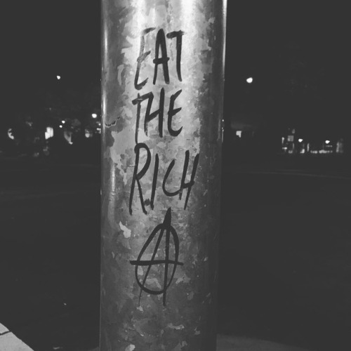 radicalgraff:‘Eat the Rich’ graff in Sacramento