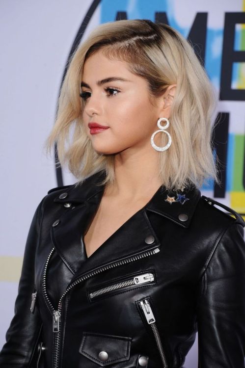 prettymissy4u:Selana Gomez - AMA’s ♥Rocking a leather mini and...