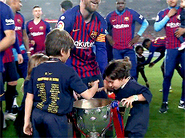إحتفال برشلونة بلقب الدوري لموسم 2018/2019 في الكامب نو  Tumblr_pqpte2Qqls1uo4zhwo5_400