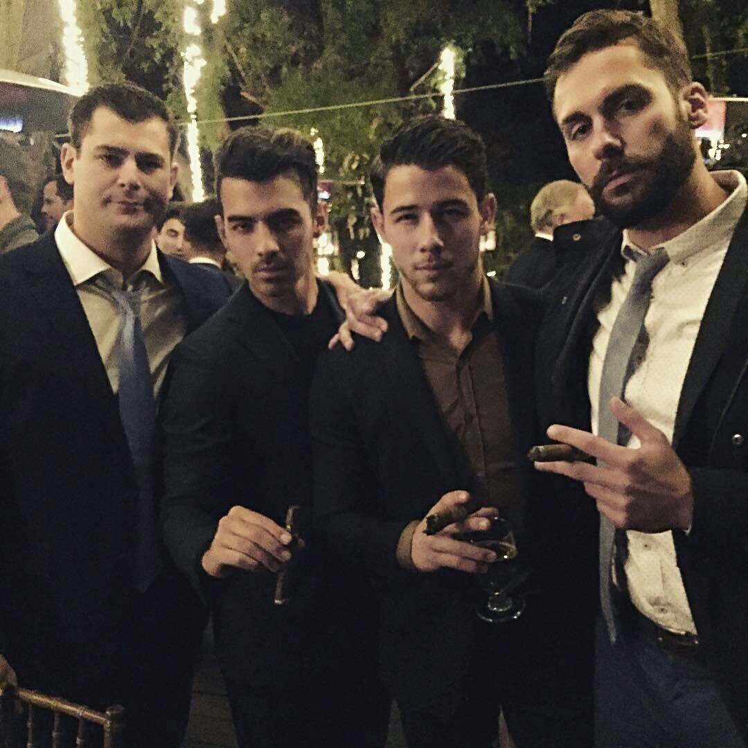 Celebrity Smoking Cigar : Nick Jonas & Joe Jonas