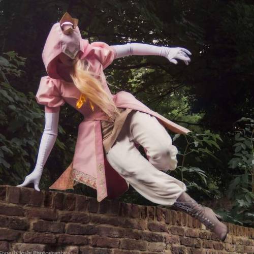 kamikame-cosplay:Princess Peach Assassin by Van Helen...