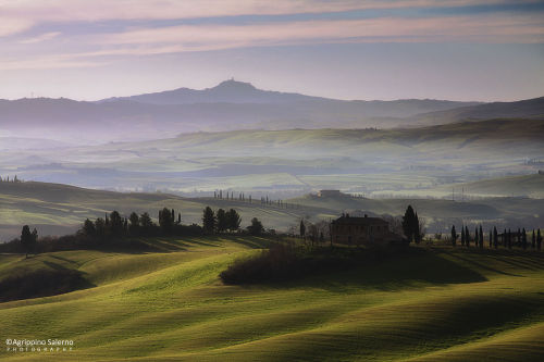 Valor fotogrÃ¡fico: â€œColinas de la Toscana, por Agrippino Salernoâ€œ Casa de campo, colinas, luces y sombras.  Val D'Orcia, una combinaciÃ³n de arte y paisaje http://agrippinosalerno.weebly.com "â€